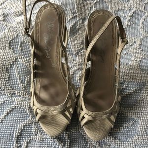 Alice & Olivia off-white stewpot heel